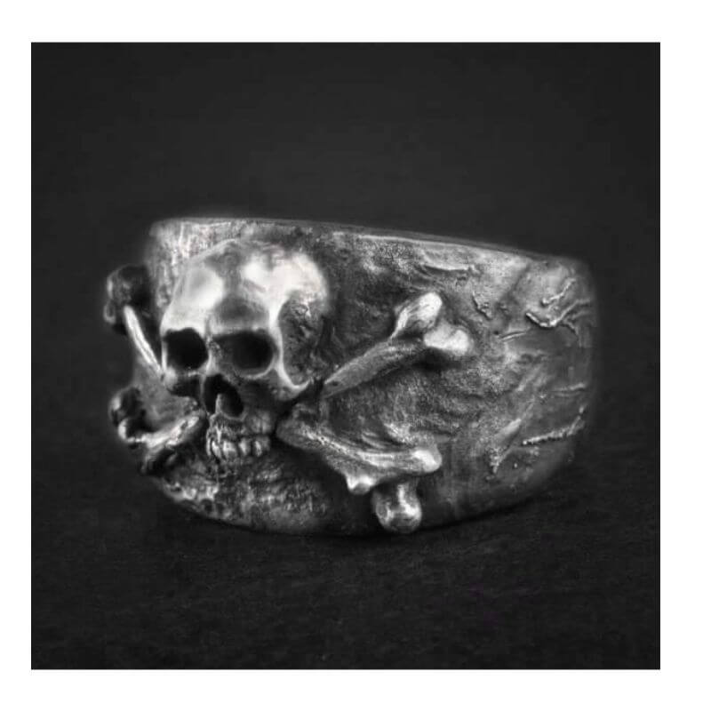 bague-tete-de-mort-pirate-acier